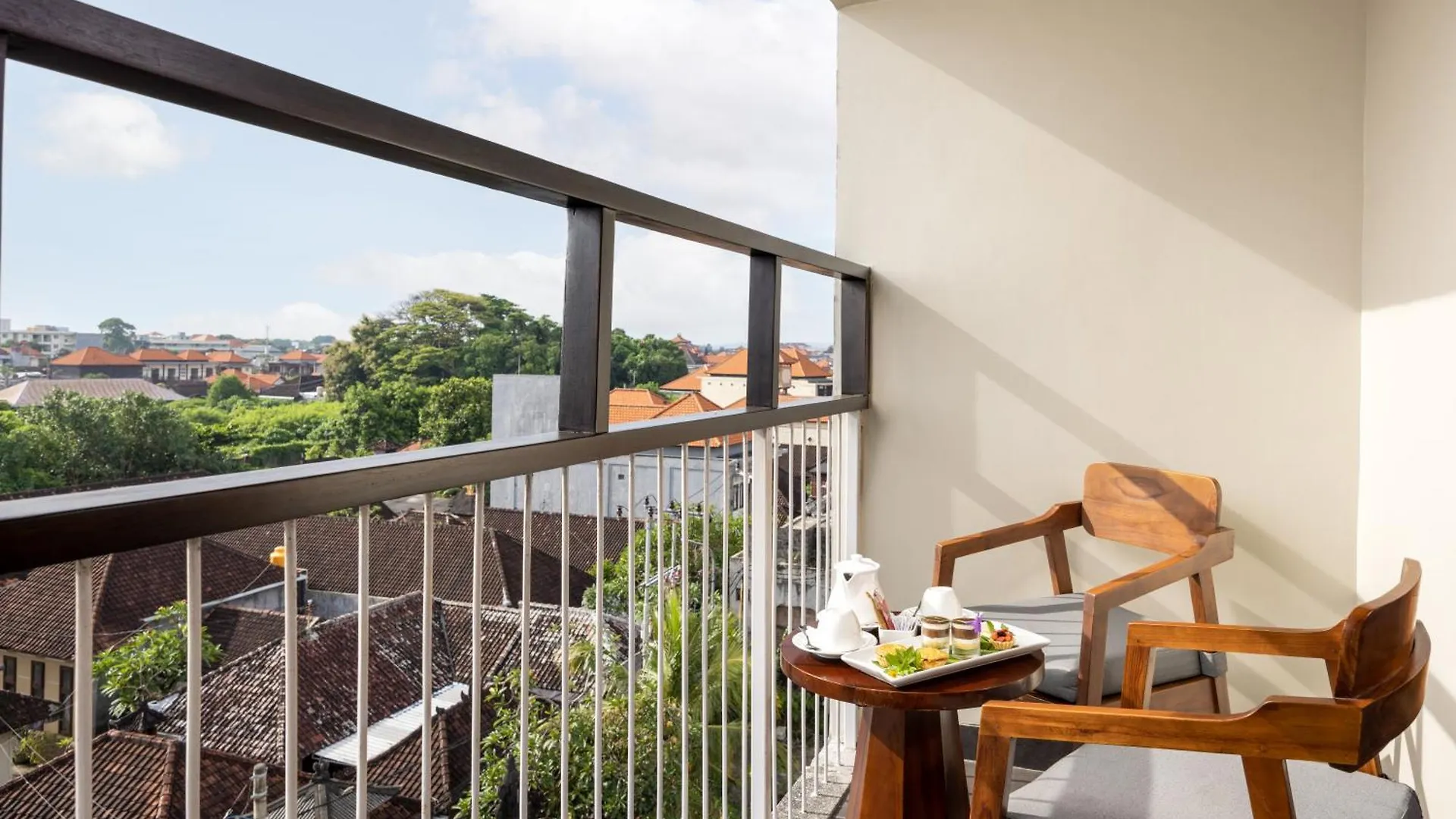 J4 Hotels Legian 4*,